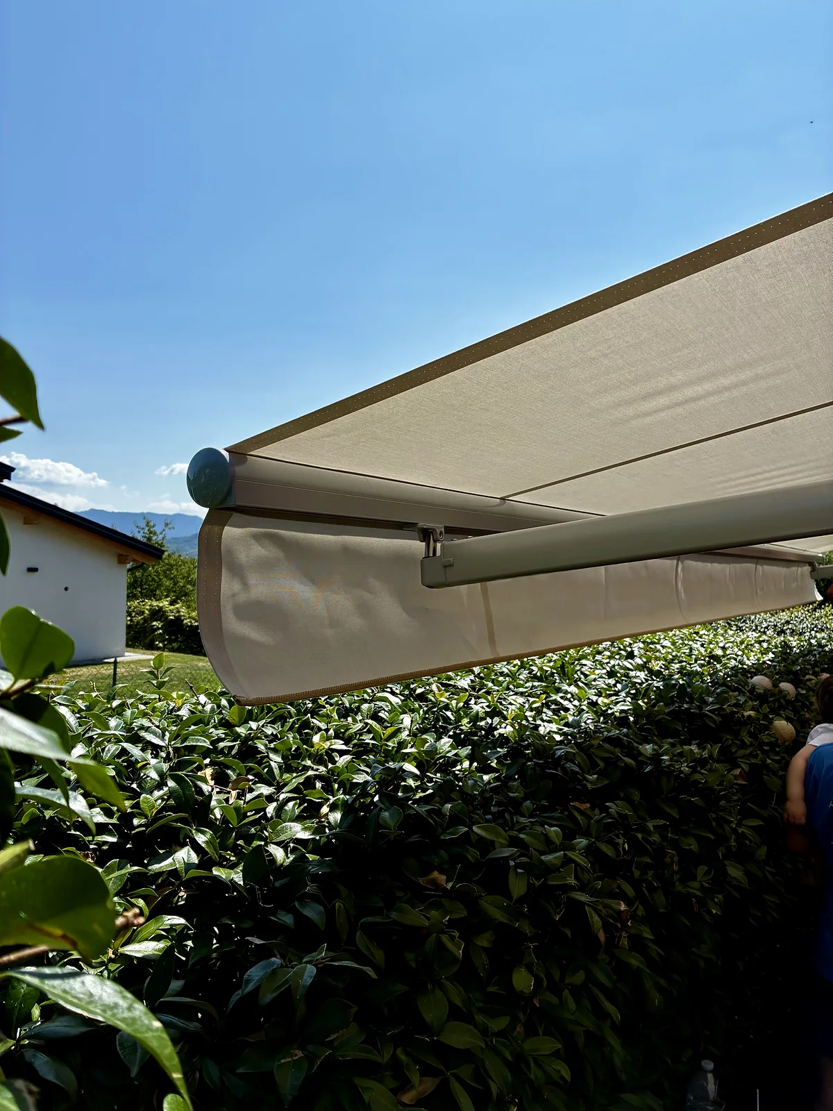 Tenda 2020 BQ aperta con mantovana, vista dal giardino
