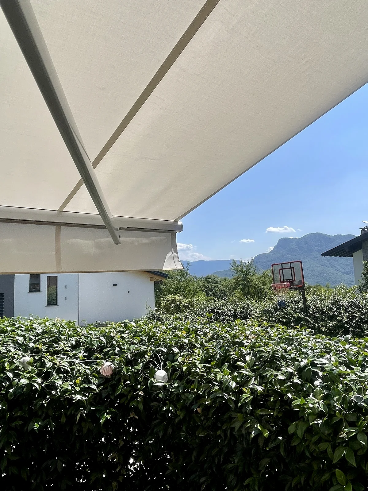 Il telo teso visto da sotto, con le montagne sullo sfondo