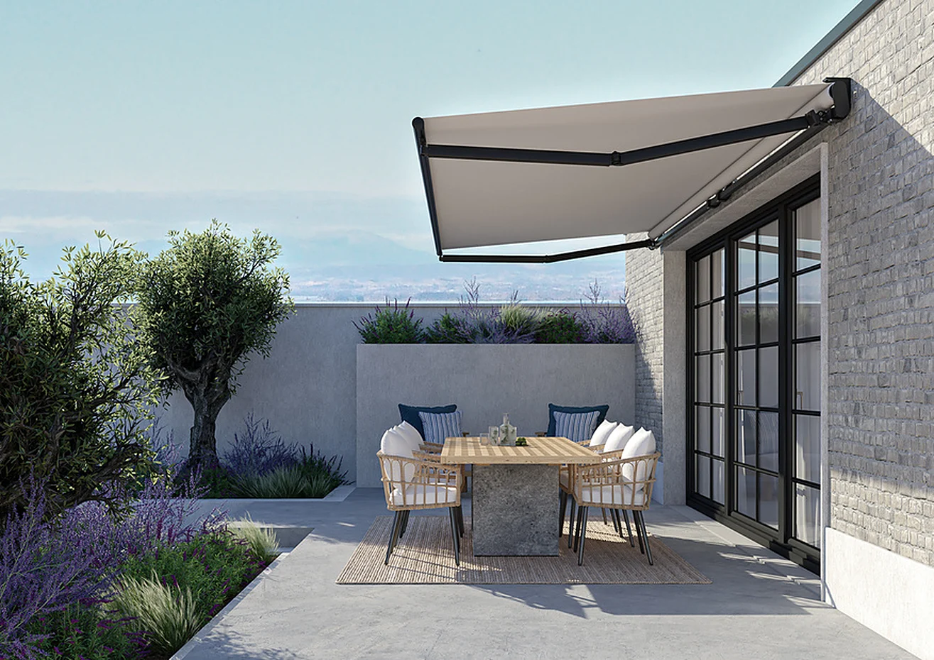 Tenda 2020 BQ con struttura nera aperta sopra un tavolo da pranzo su una terrazza