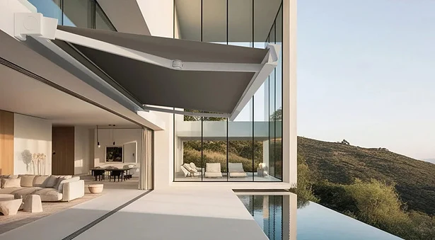 Tenda cassonata Alpha aperta sopra il soggiorno all'aperto di una villa moderna