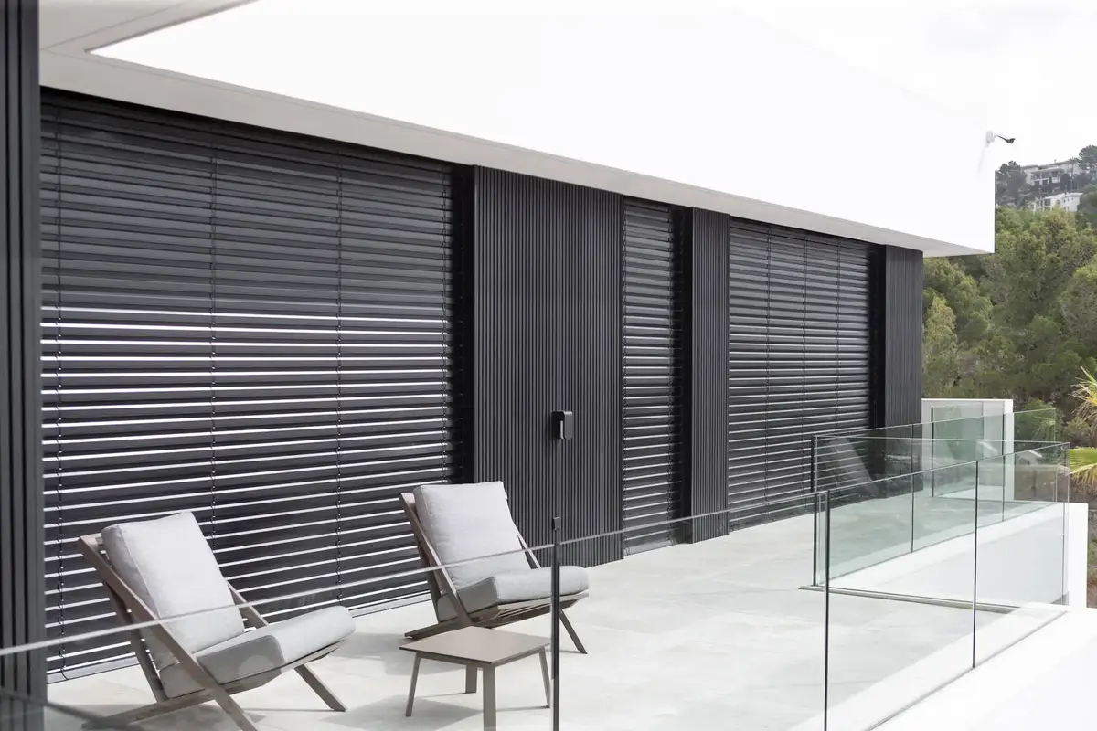Terrazza con veneziane BSO antracite abbassate