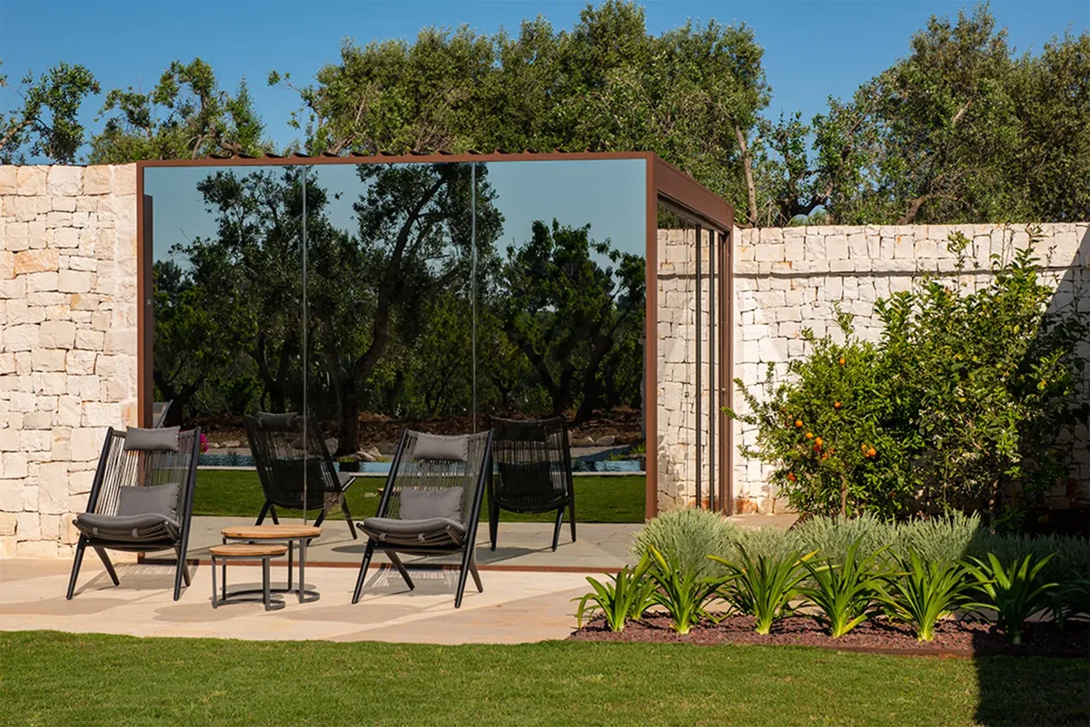 Pergola con lati a specchio in giardino
