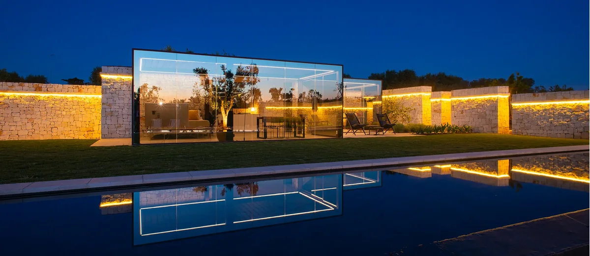 Pergola a bordo piscina di sera