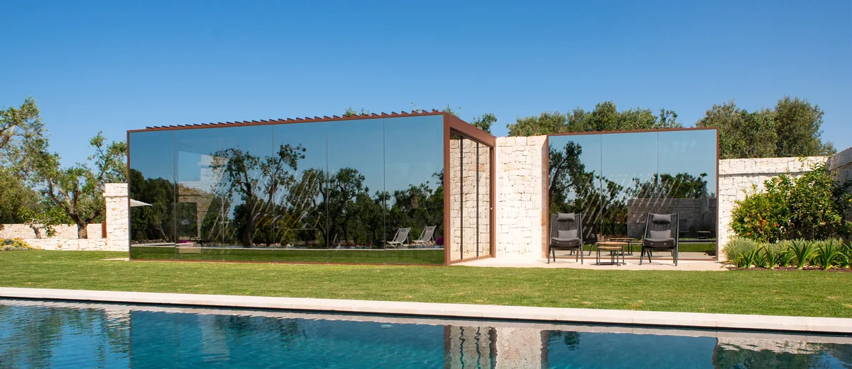 Pergola a specchio a bordo piscina