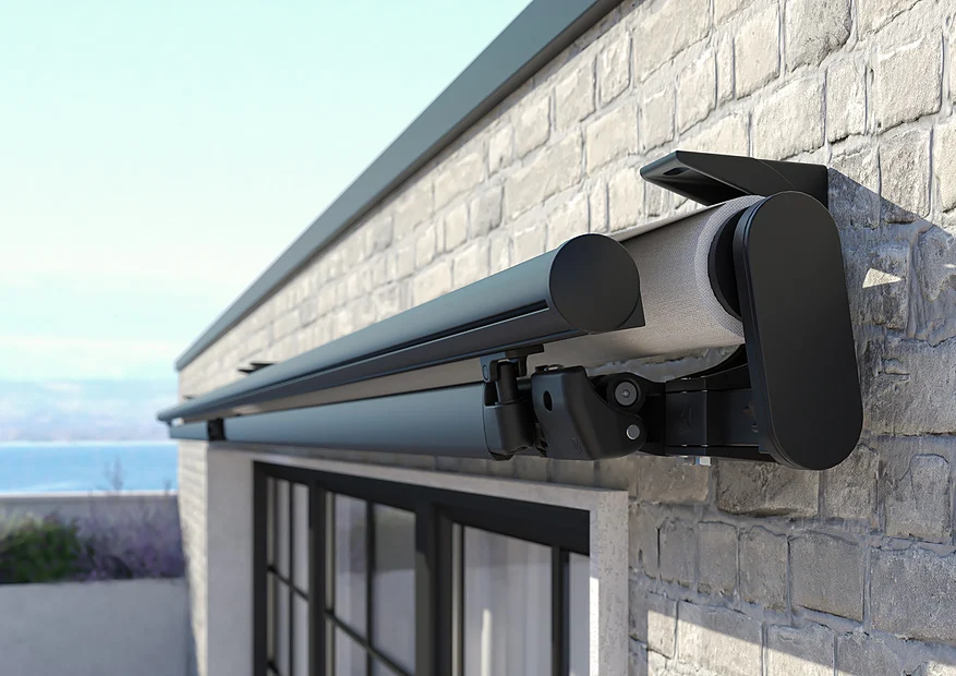 Staffa nera soft-touch fissata a un muro in pietra, con la tenda chiusa