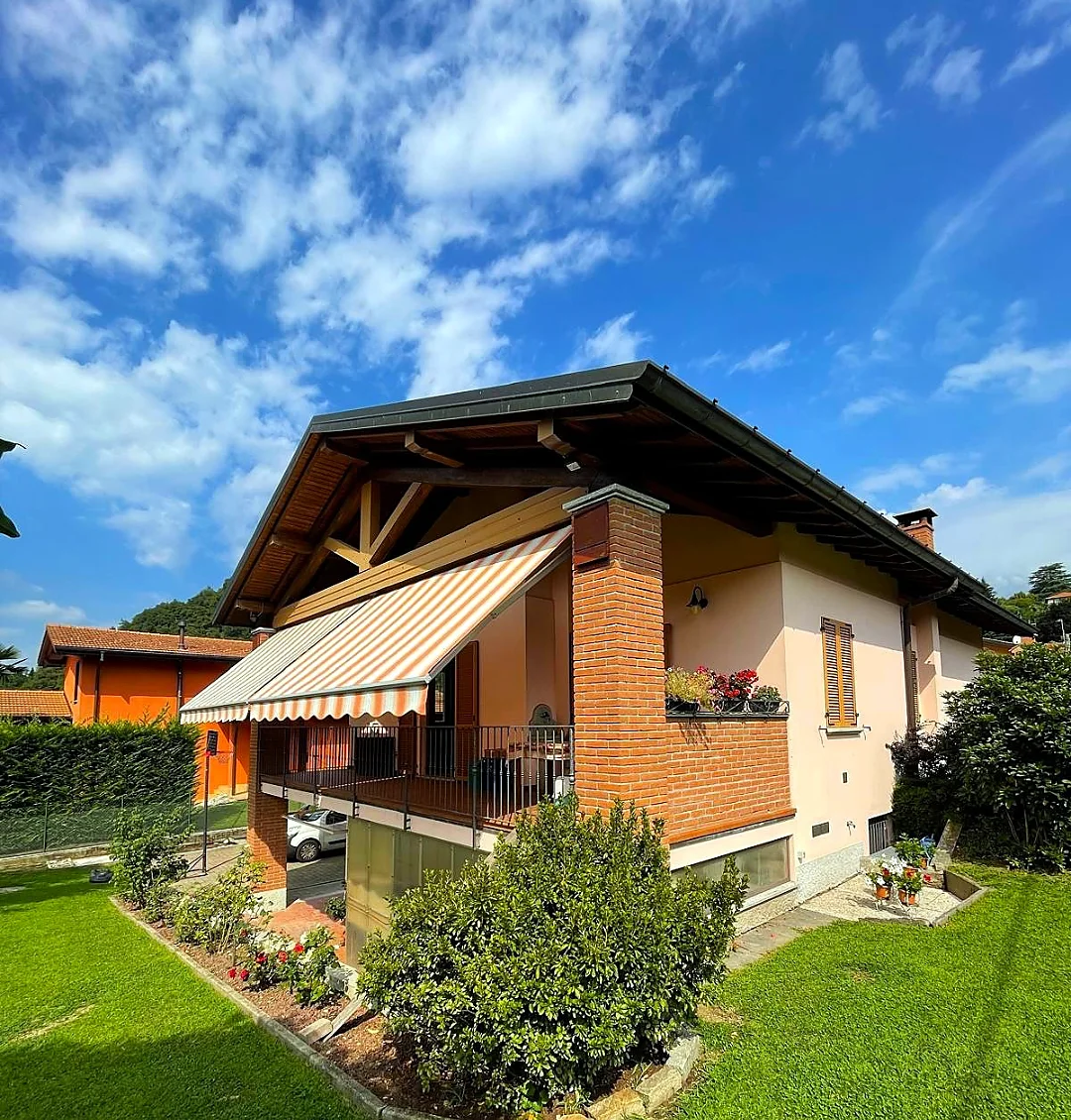 Lario a righe sul terrazzo di una casa con travi a vista