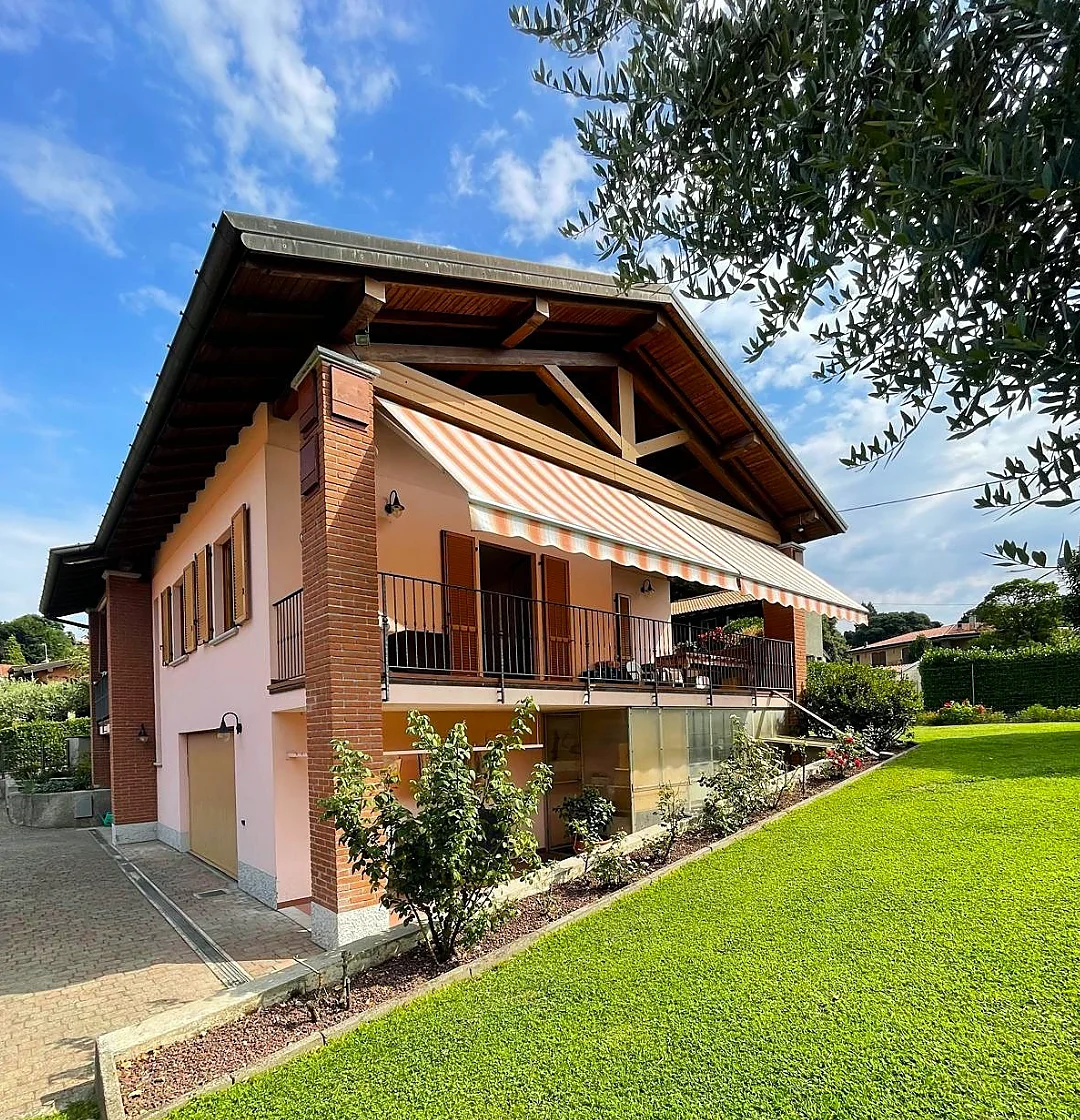 Lario sul balcone, vista dal giardino