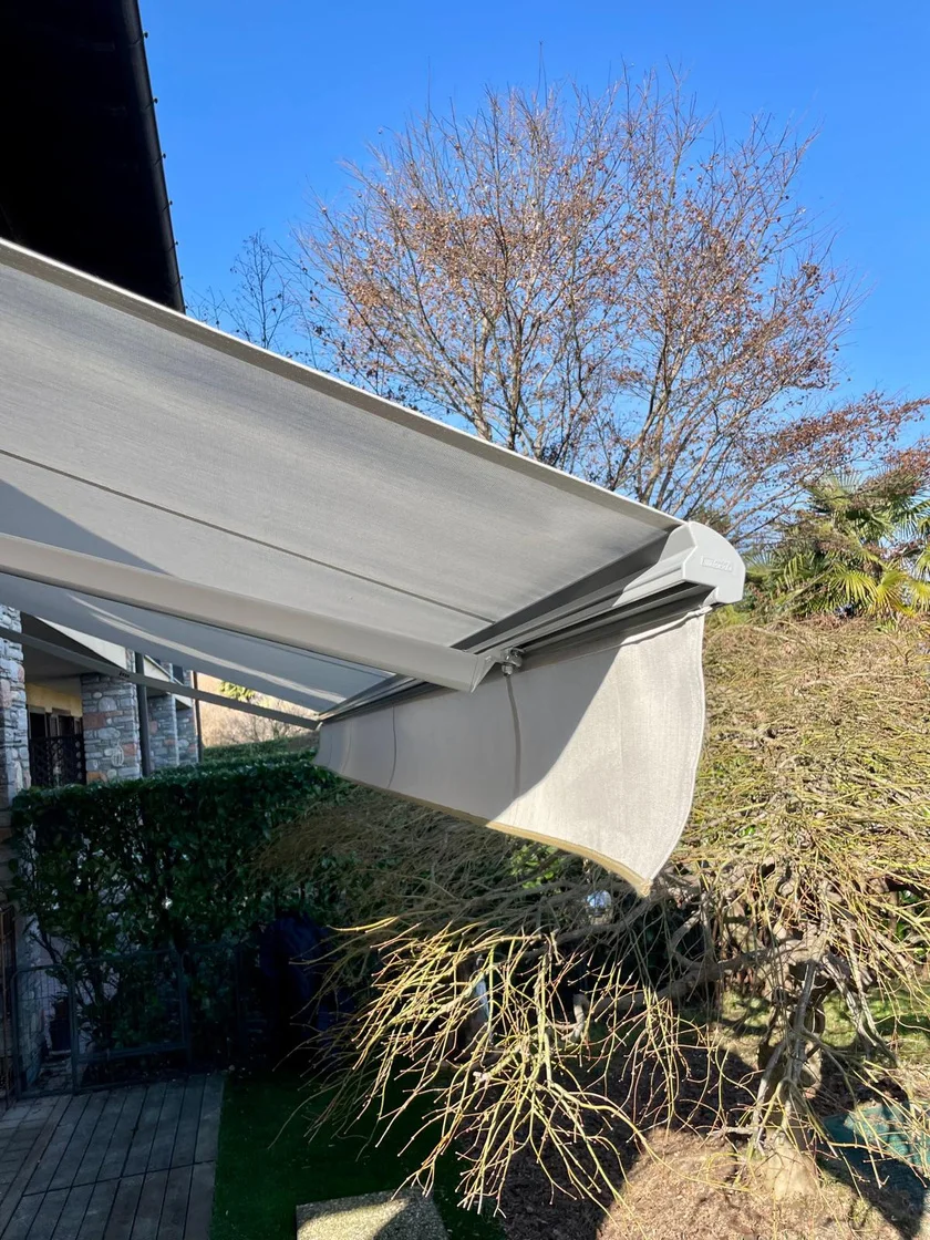Tenda Lario grigia aperta vista di lato