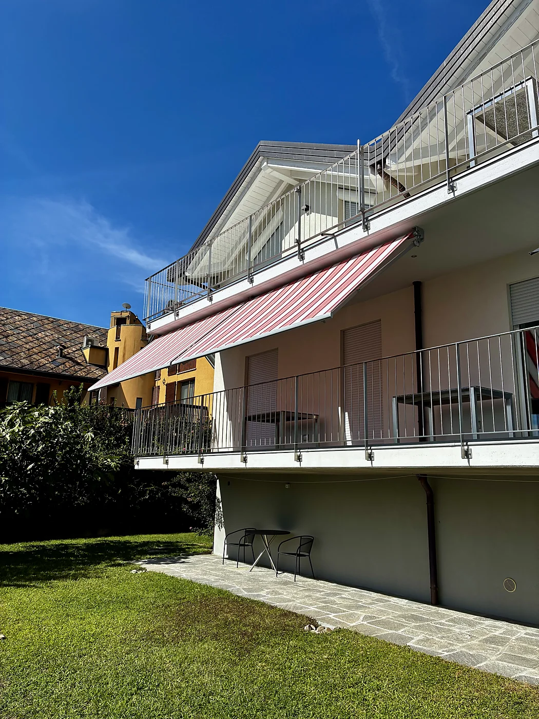 Lario su una villa con terrazzo e giardino