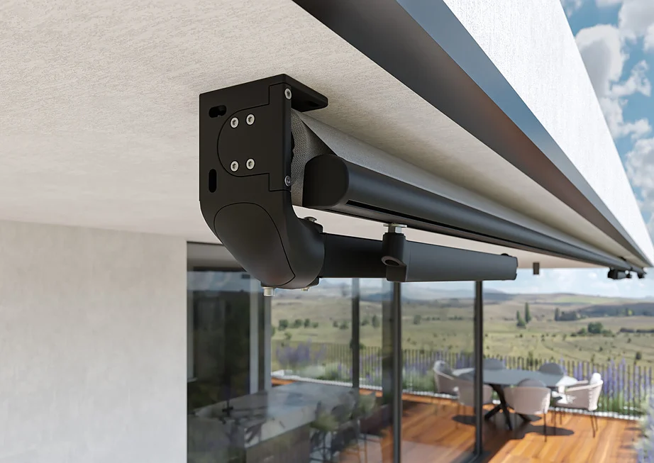 Staffa nera a soffitto e rullo della tenda visti da sotto