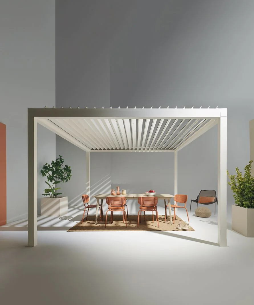 Pergola Movie bianca su un terrazzo con tavolo da pranzo