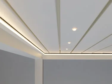 Strip LED perimetrale e faretti nelle lame