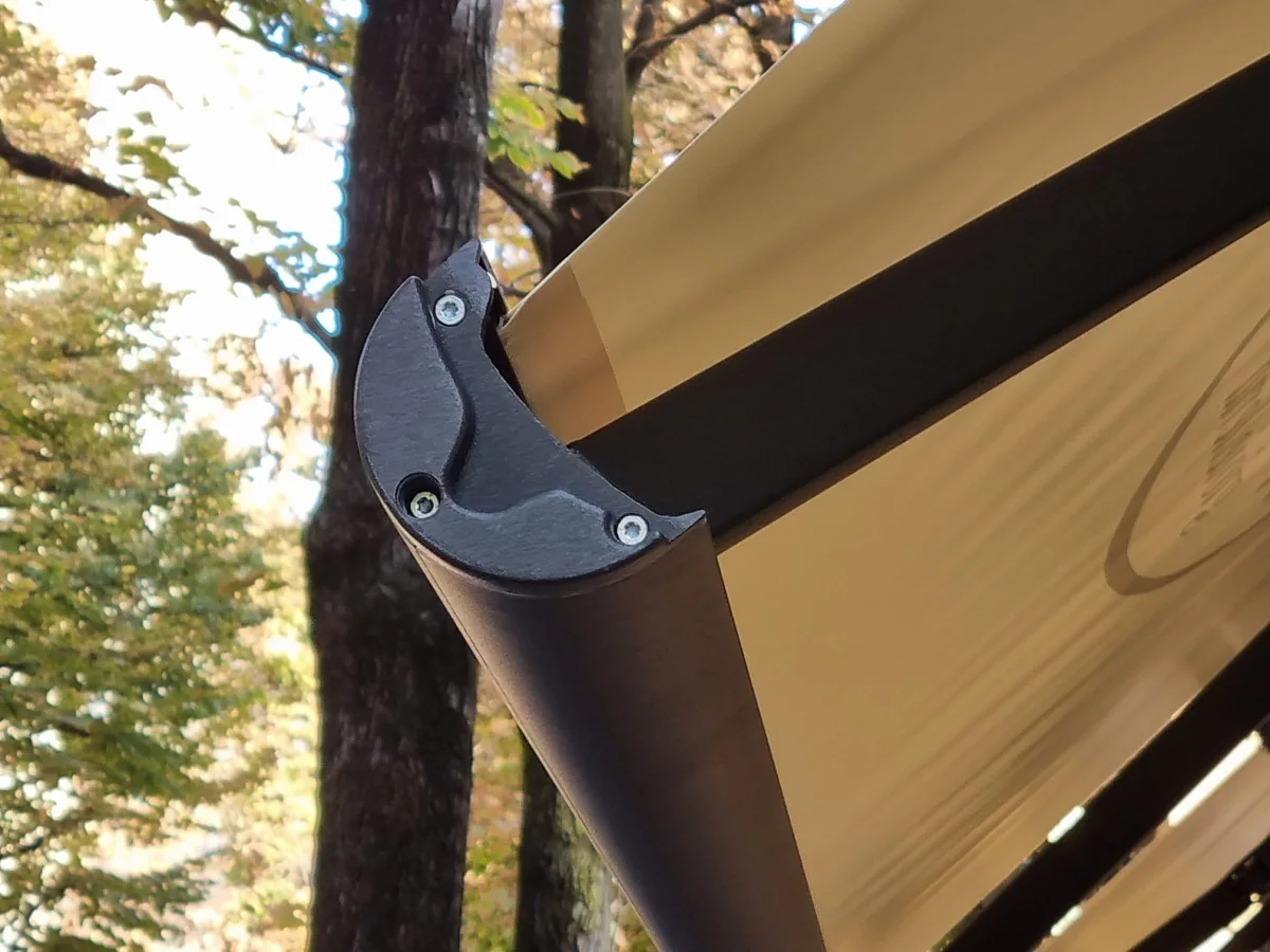Testata del terminale della tenda One con il telo aperto