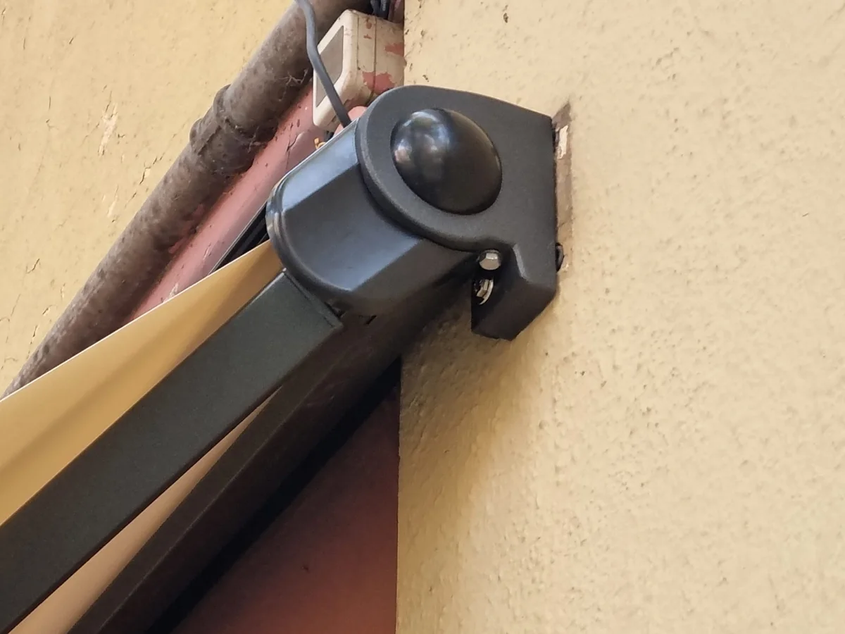 Fianco del cassonetto della tenda One fissato a parete