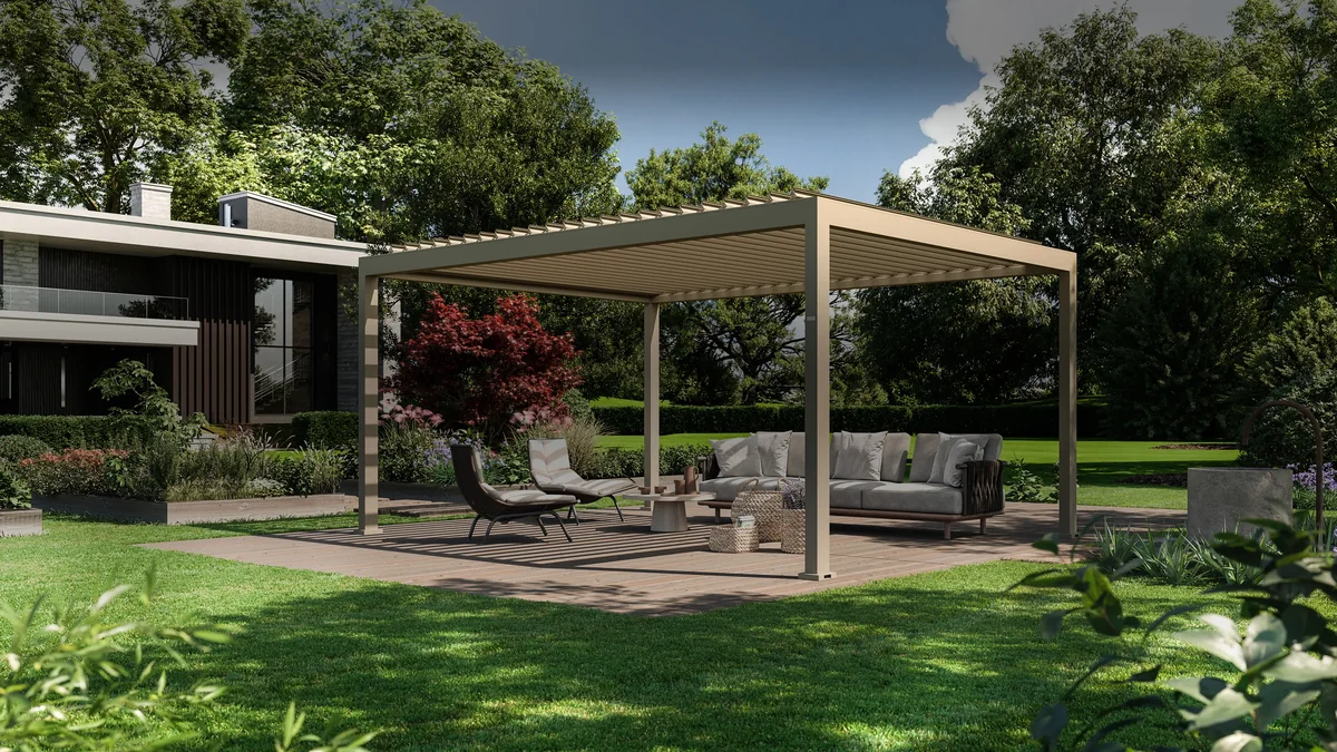 Pergola bioclimatica in giardino con salotto