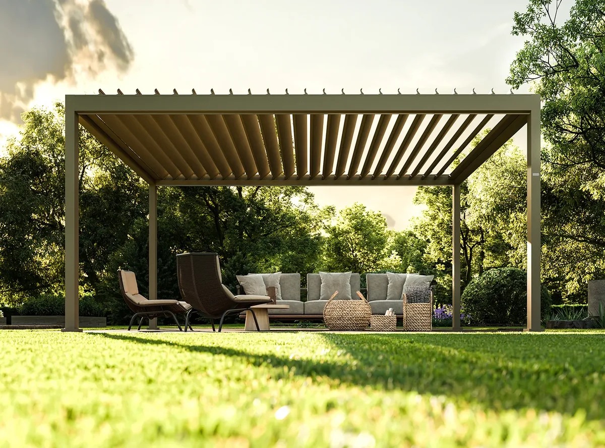 Pergola con lame chiuse al tramonto