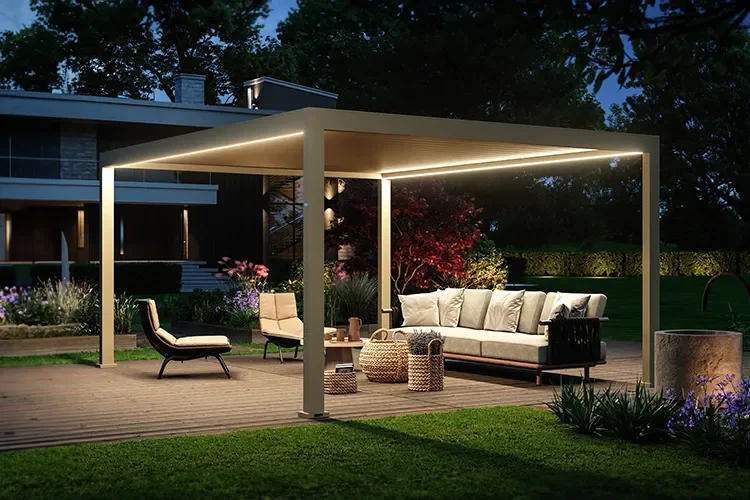 Pergola di sera con luci LED accese