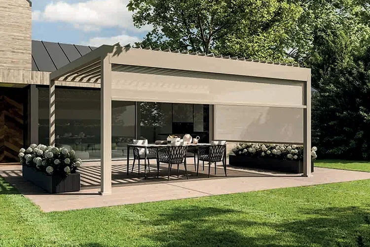 Pergola addossata alla casa con tende perimetrali