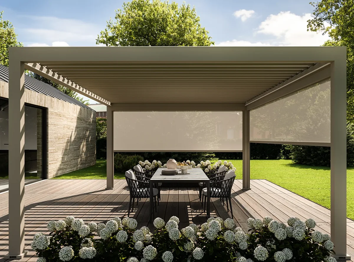Pergola con tende verticali abbassate