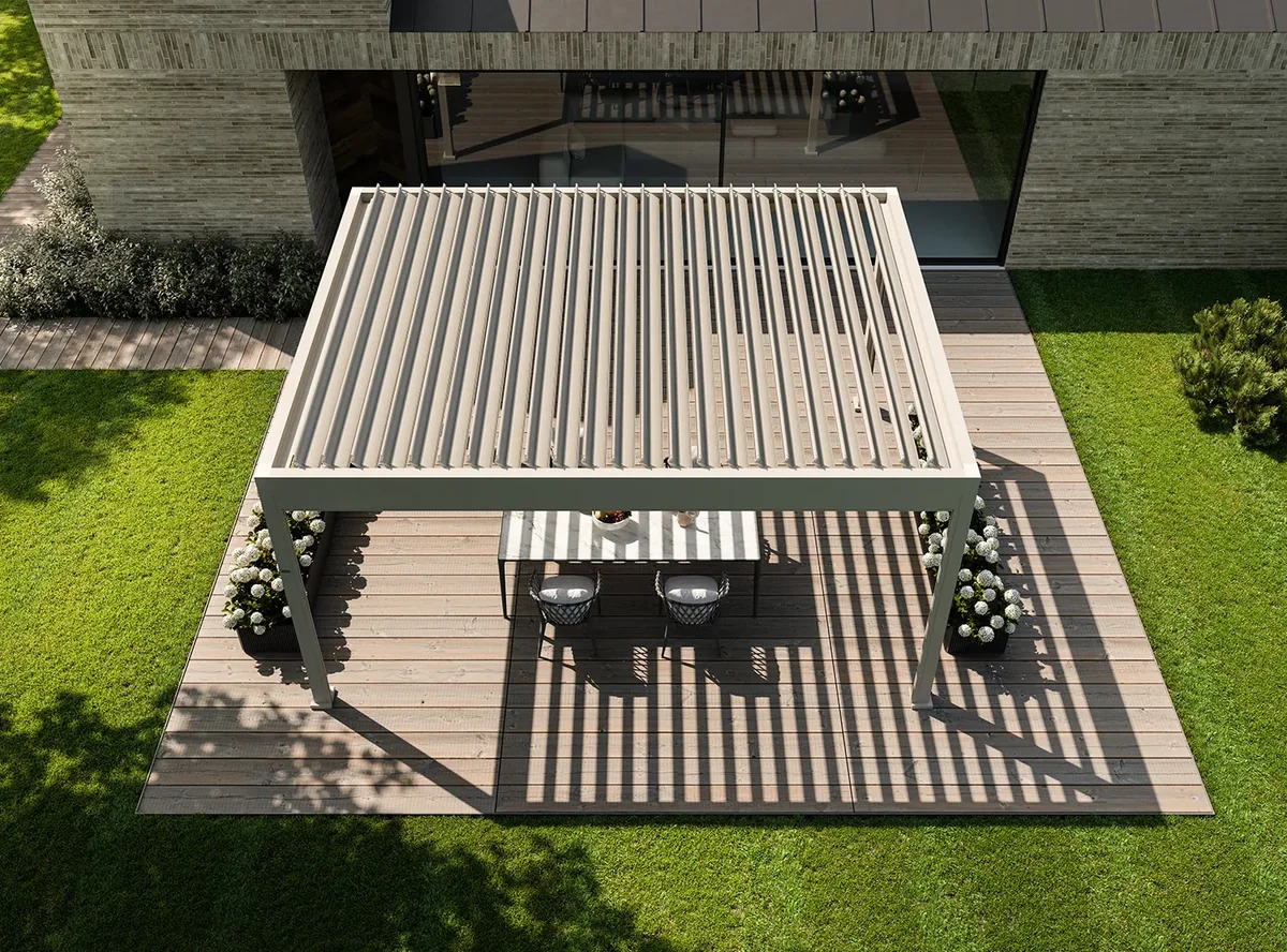 Pergola bianca sopra il tavolo da pranzo