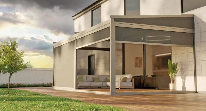 Pergola Simply addossata a una villa moderna, con telo verticale frontale