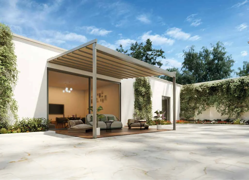 Pergola Simply addossata a una casa bianca, di giorno, con telo chiuso