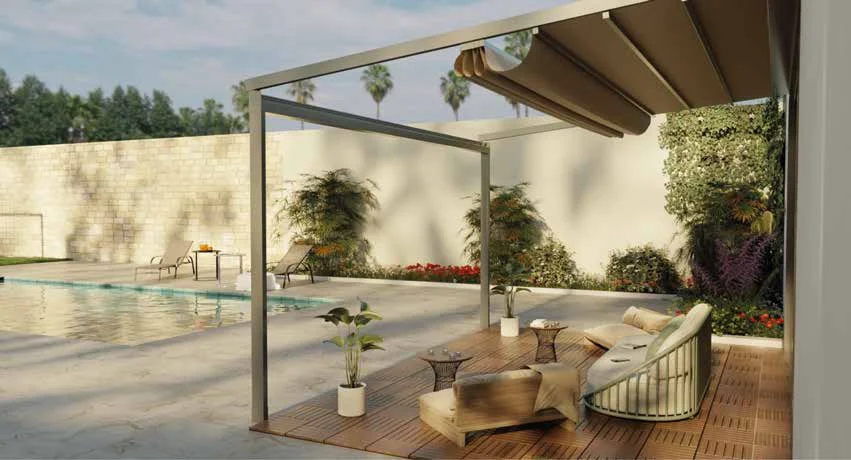 Pergola Simply a bordo piscina con il telo in parte raccolto
