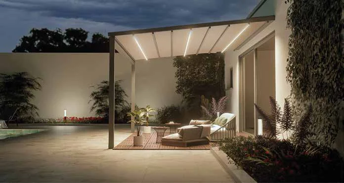 Pergola Simply di sera con strip LED accese nelle traverse