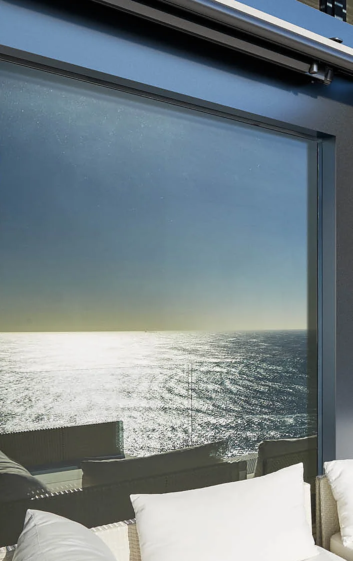 Il volant abbassato scherma il riflesso del sole sul mare