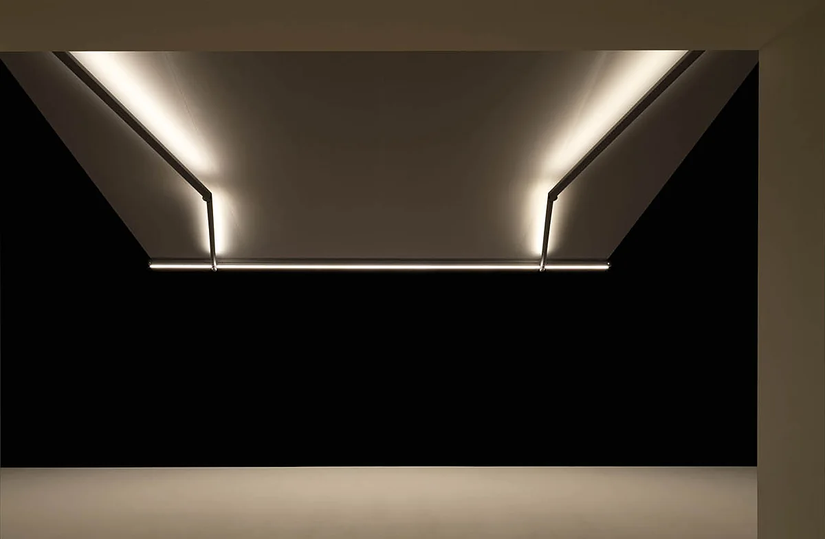 Tenda aperta di sera illuminata dal LED Strip sul frontale e dal LED Ambient sui bracci