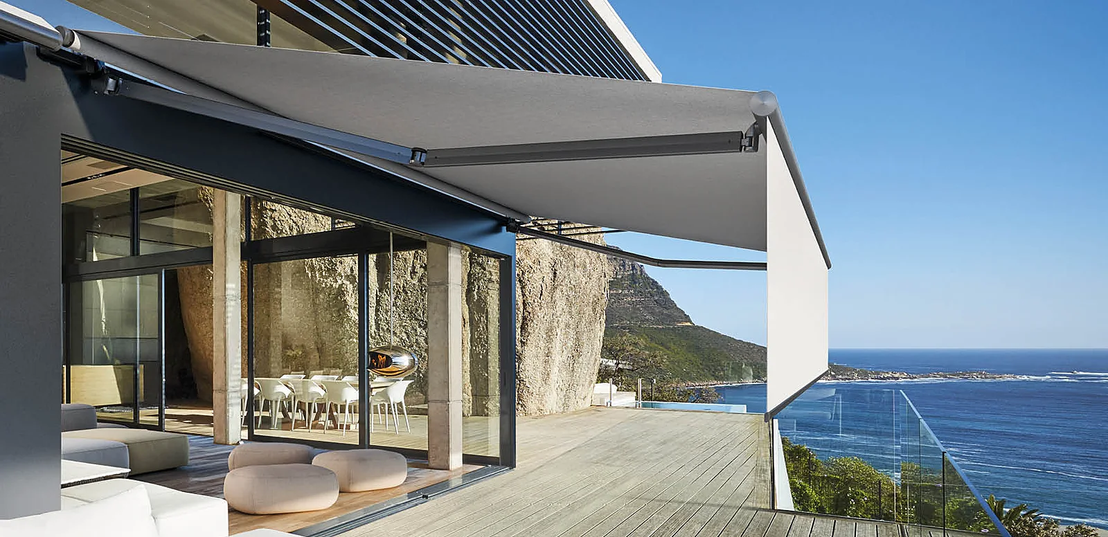 Tenda Spazio grigia aperta su una terrazza affacciata sul mare, con volant abbassato