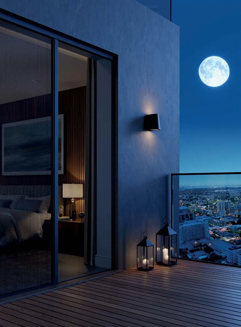 Terrazzo di notte con porta finestra e zanzariera