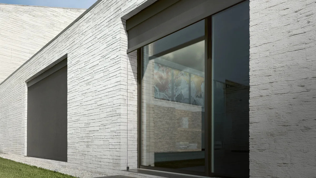 Casa moderna con tenda a caduta sulla vetrata