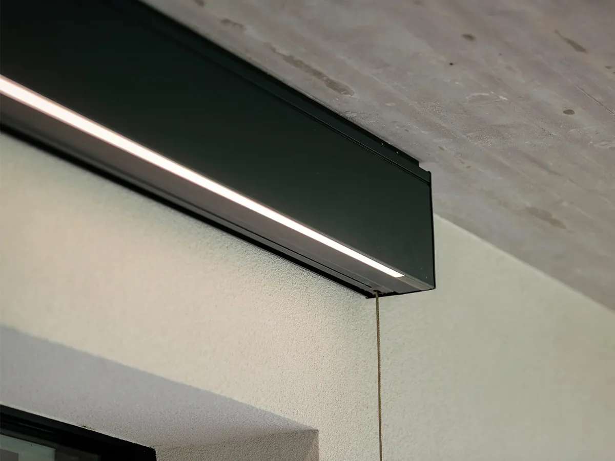 Box con striscia LED sotto il soffitto