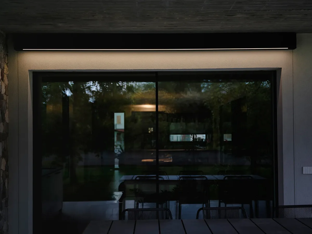 Tenda abbassata di sera con la luce LED accesa
