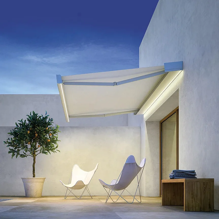 T-Hide di sera con i LED accesi sopra due sedie