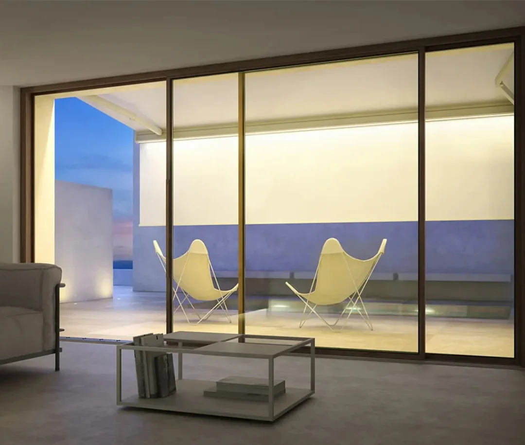 La luce dei LED della tenda vista da dentro casa, oltre la vetrata