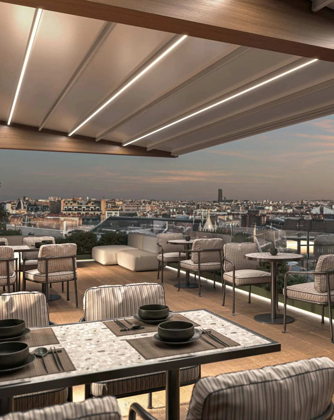 Terrazza ristorante di sera sotto la copertura con luci LED accese