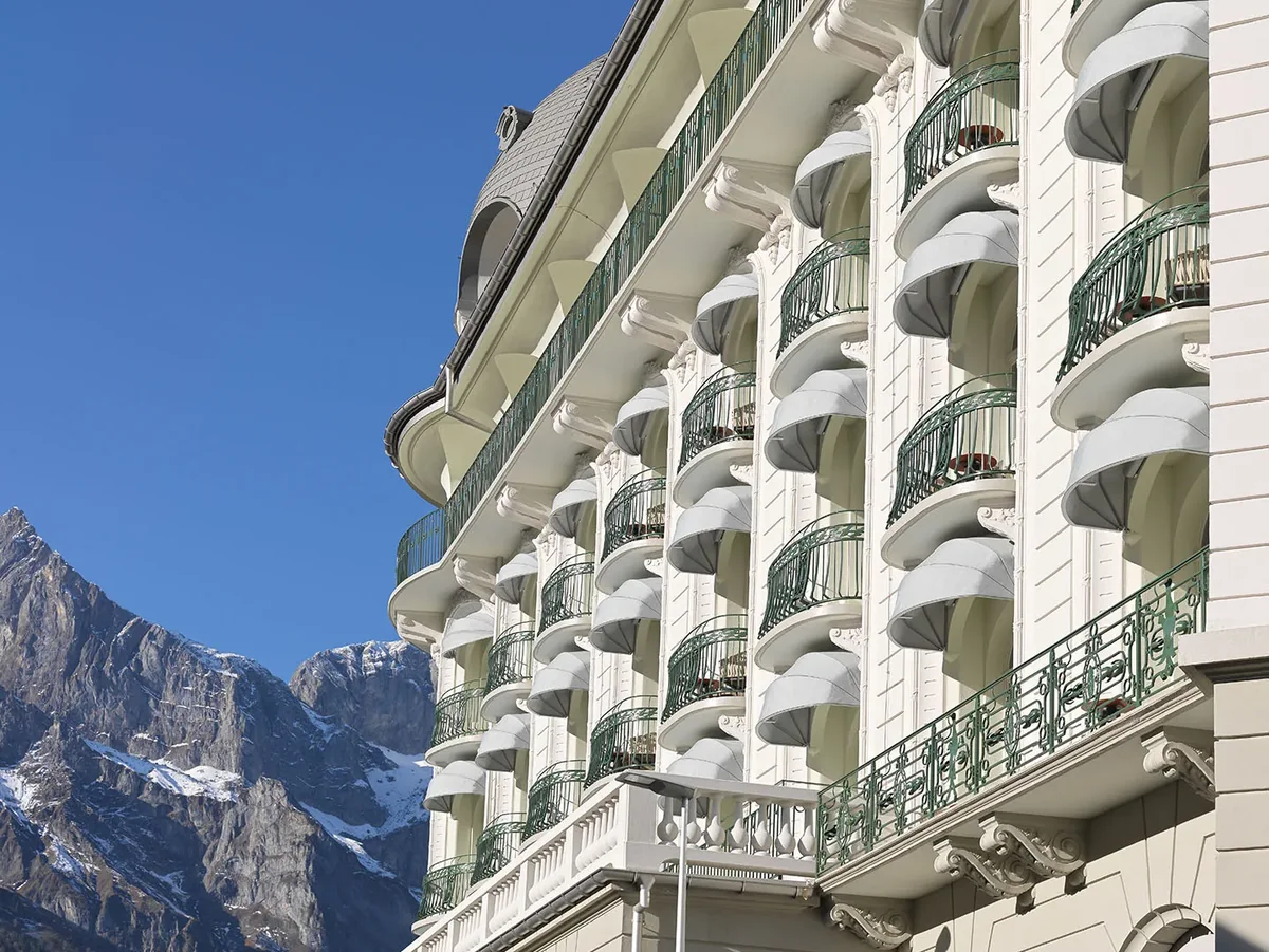Facciata di hotel con capottine sui balconi