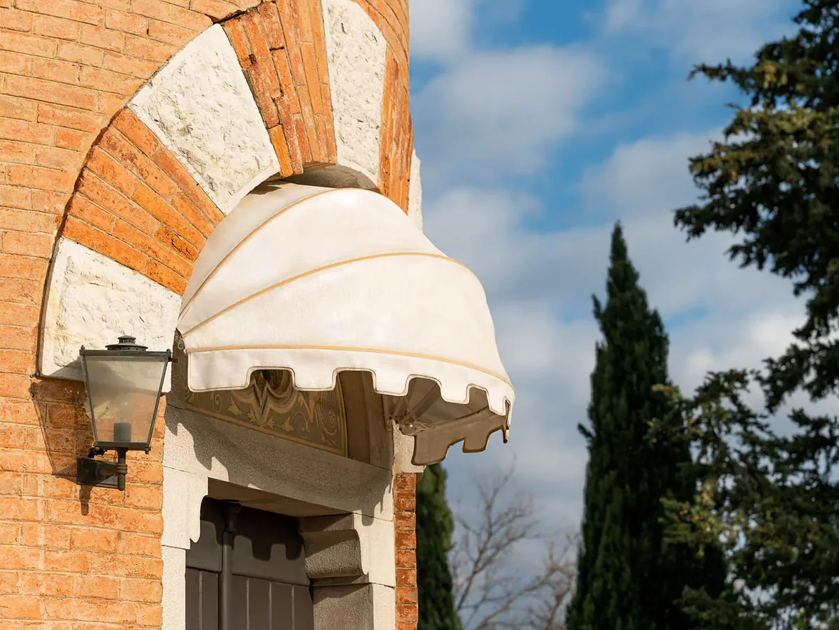 Capottina con volant su un ingresso ad arco