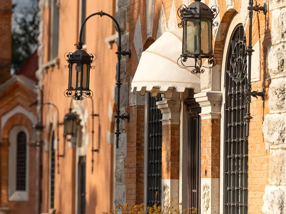 Capottine sulle vetrine di un palazzo storico