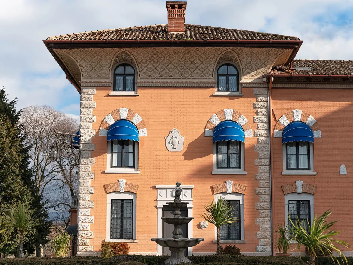 Villa con capottine blu sulle finestre