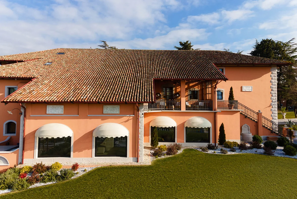 Villa con capottine bianche sulle finestre ad arco