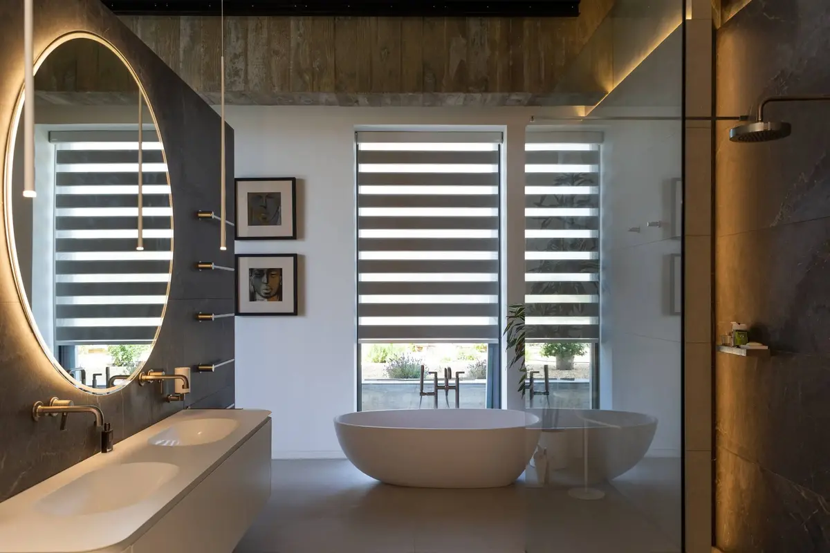Bagno con vasca e tende Neolux