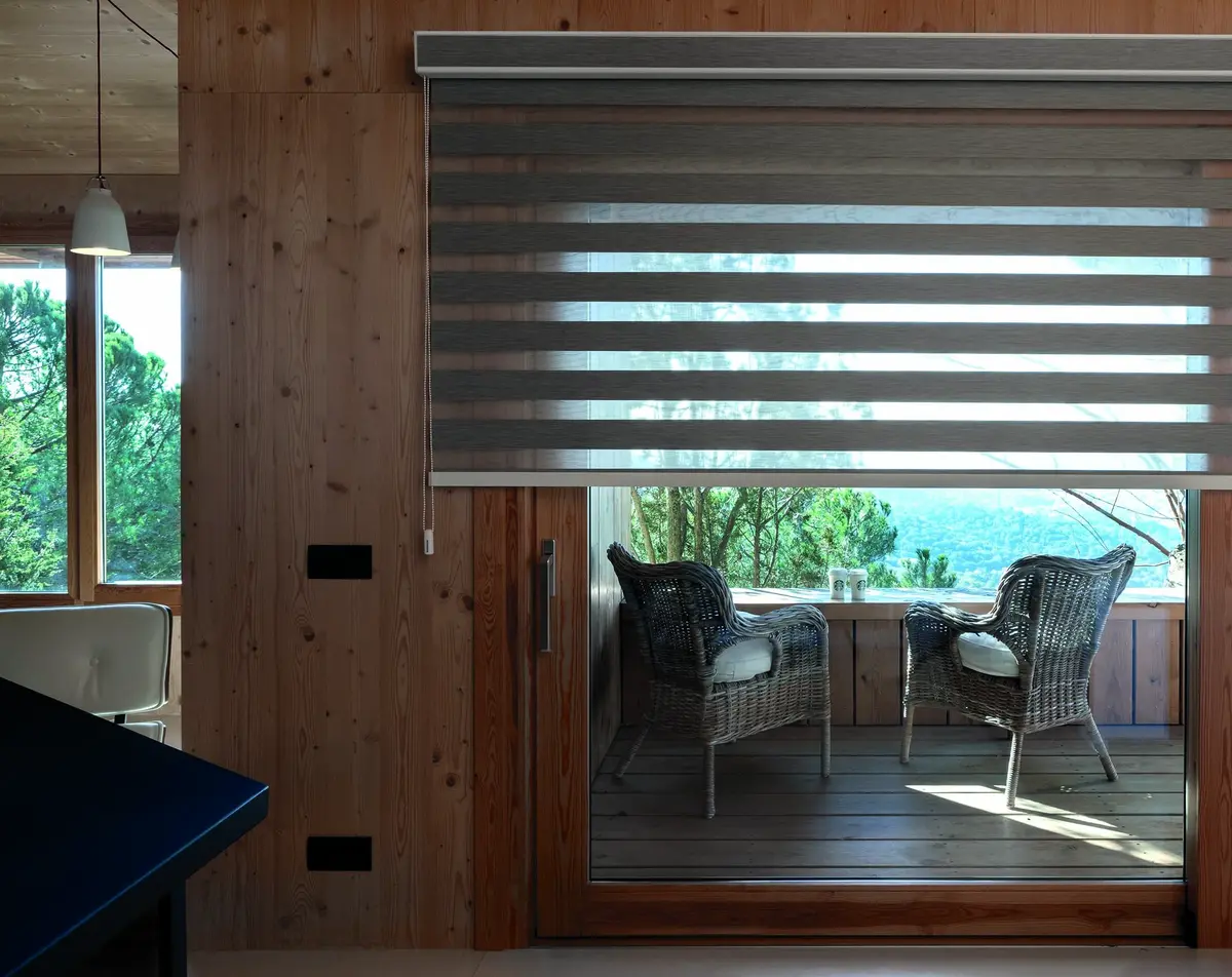 Tenda Neolux con cassonetto su una porta verso la veranda