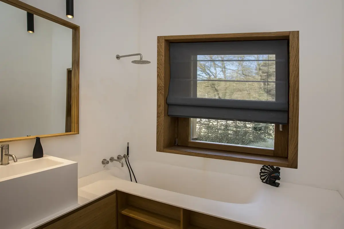 Tenda a pacchetto grigia sulla finestra del bagno