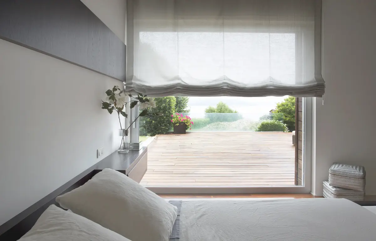 Tenda a pacchetto morbida senza stecche in camera da letto