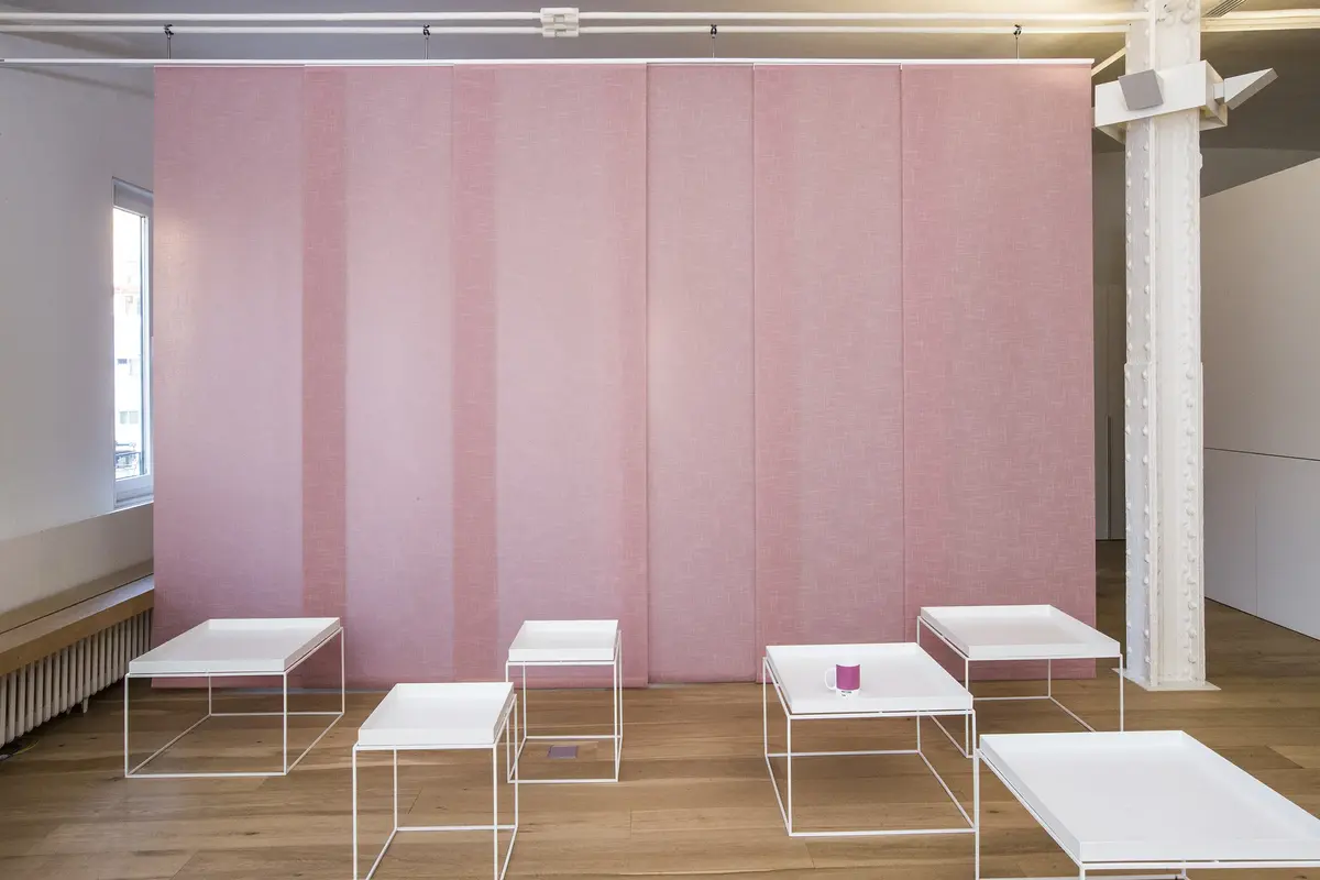 Parete di pannelli rosa in una zona relax