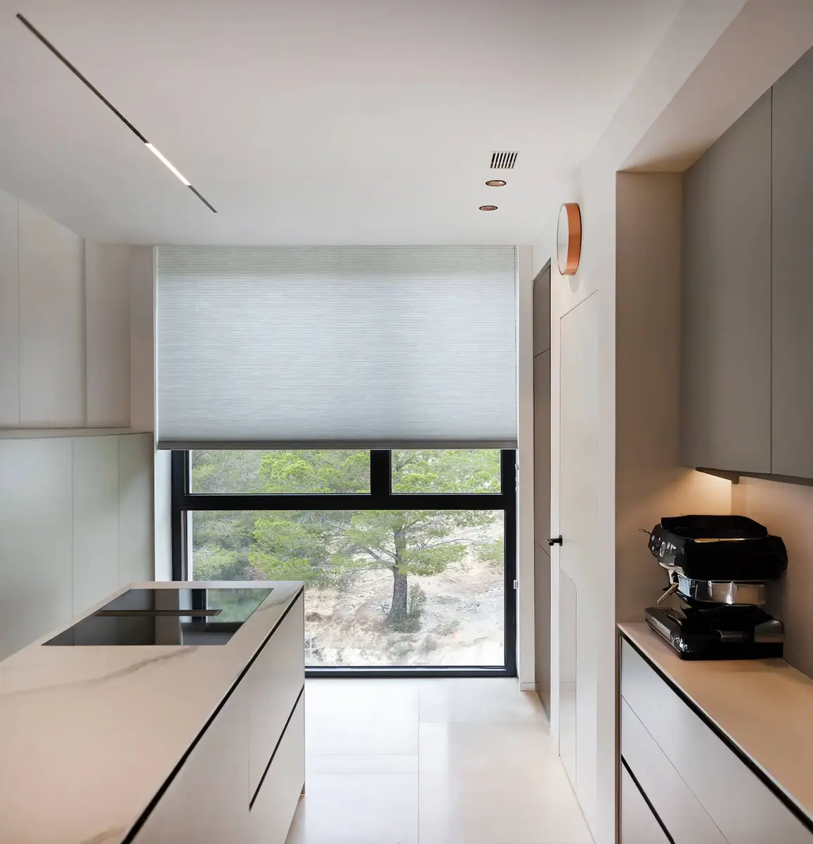Cucina moderna con plissé bianca sulla finestra