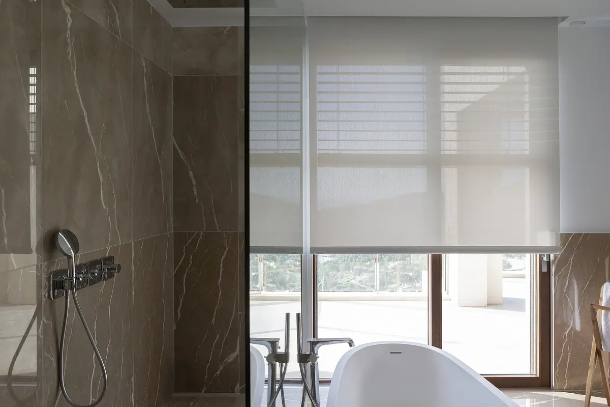 Bagno con vasca e tenda a rullo filtrante